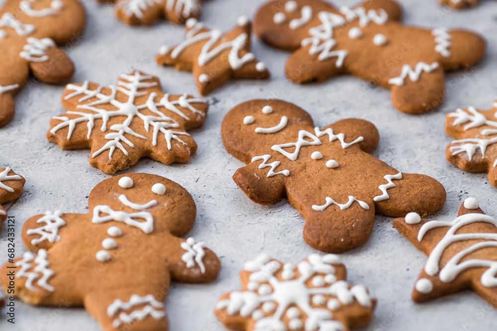 Homemade gingerbread Christmas cookies in icing sugar. Delicious gingerbread cookies on the background of a bokeh of Christmas tree lights. Freshly baked Christmas gingerbread cookies. Homemade gingerbread Christmas cookies in icing sugar. Delicious gingerbread cookies on the background of a bokeh of Christmas tree lights. Freshly baked Christmas gingerbread cookies.