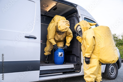 Feuerwehrmänner in Chemikalienschutzanzügen - Feuerwehr 