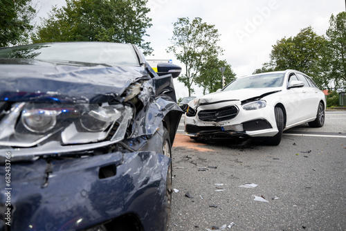 Verkehrsunfall im Straßenverkehr - beschädigtes Auto © benjaminnolte