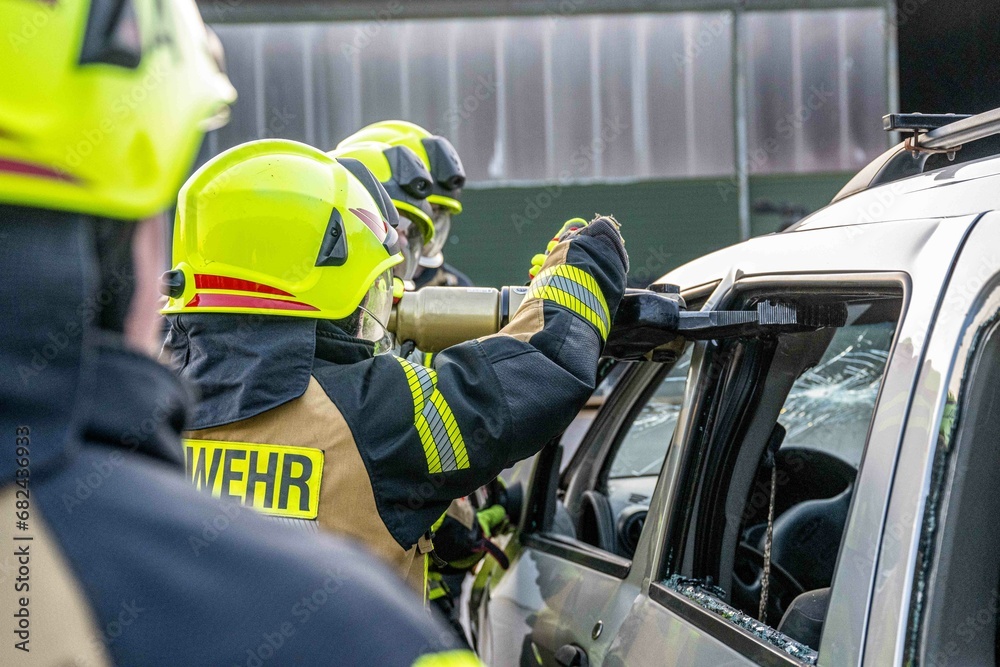 Feuerwehr mit hydraulischem Rettungsgerät an einem Unfallort Feuerwehr mit hydraulischem Rettungsgerät an einem Unfallort