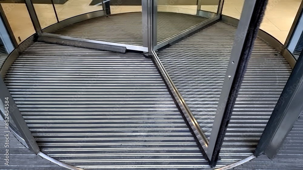 Αυτοκόλλητο Closeup of entrance in modern business center with revolving rotating doors