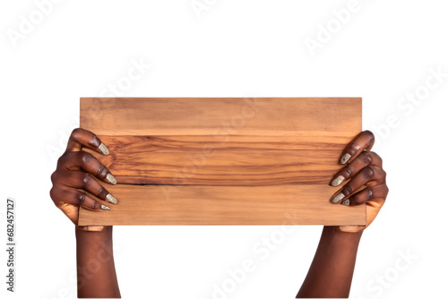 Mulher negra segurando placa de madeira vazia. Mãos femininas negras exibindo uma placa de madeira.  photo