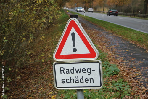 Warnschild beschädigter Radweg, Gefahr für Radfahrer