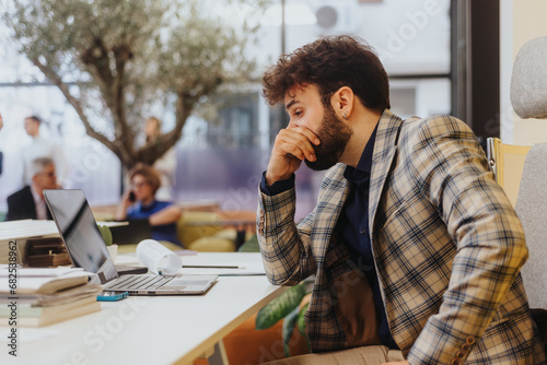 Foto Businessman working on his daily tasks at work