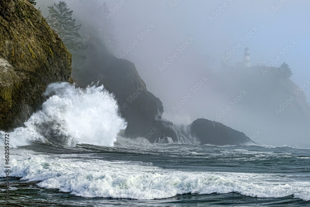 Obraz premium Crashing waves on the rocks at Cape Disappointment on a foggy, fall day