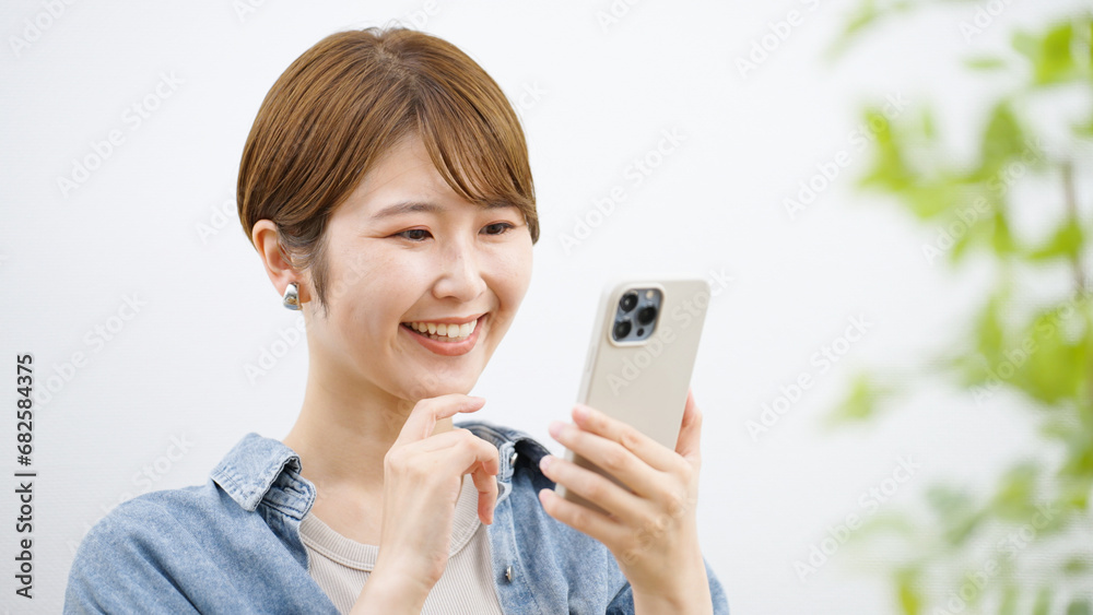 スマホを使う女性 スマホを使う女性
