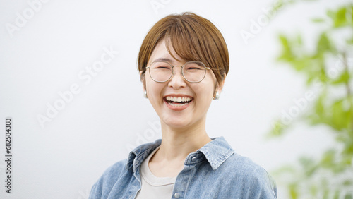 眼鏡をかけた笑顔の女性 photo