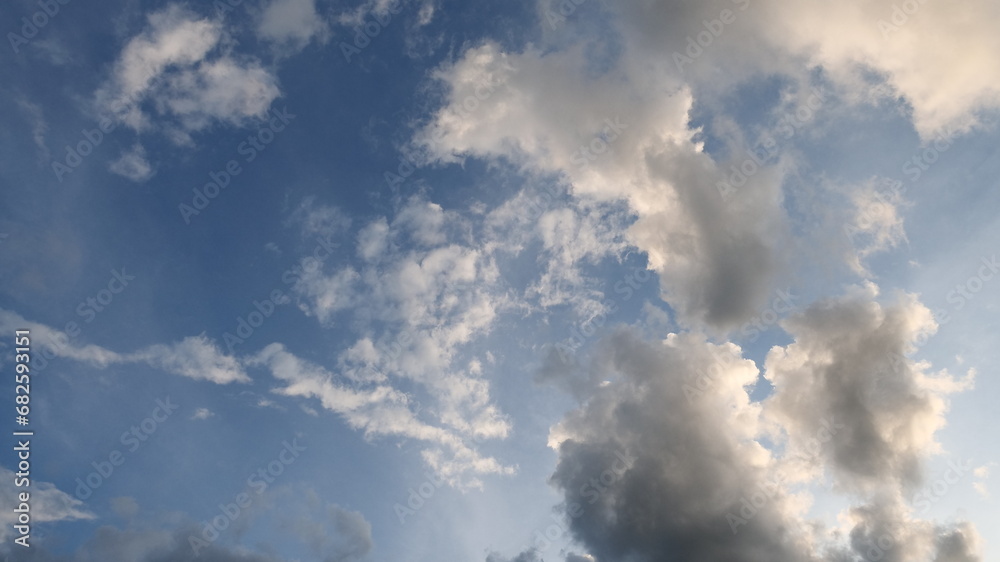 Obraz premium Dark rain cloud dramatic sky summer tropical thunder storm sky and fluffy black darkness cloud nearly raining cloudscape. Nimbus raincloud skyline climate background. Dark gray sky cloudy environment
