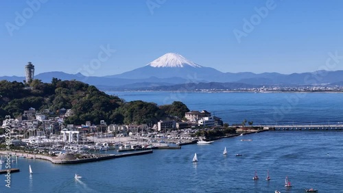 江ノ島上空から見る富士山、日本のドローン映像、神奈川県