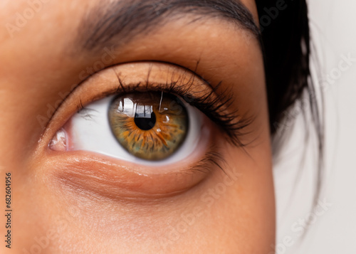 美しい黒人女性の瞳、虹彩、目のマクロ撮影 クローズアップ AI生成画像