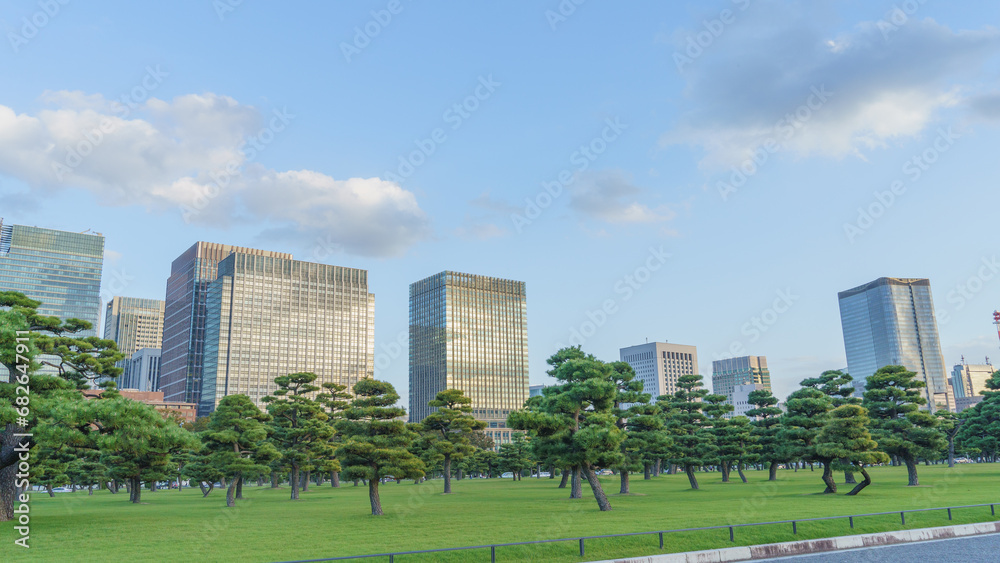【日本・東京】皇居前から見た東京・丸の内オフィス街