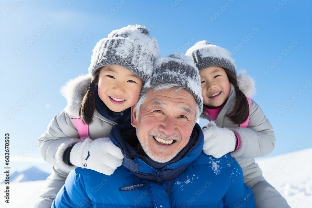 冬の青空の下で雪遊びをする日本人の祖父母と孫(雪景色・ 笑顔・家族) 冬の青空の下で雪遊びをする日本人の祖父母と孫(雪景色・ 笑顔・家族)