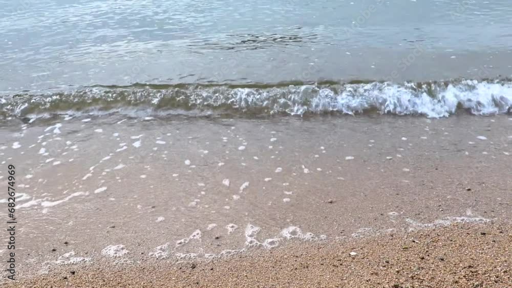 砂浜に打ち寄せる波 砂浜に打ち寄せる波