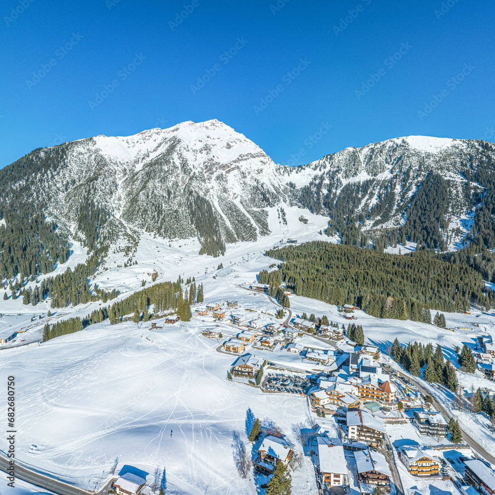 Ausblick über den Wintersportort Berwang zum Thaneller in der Tiroler Zugspitz Region
