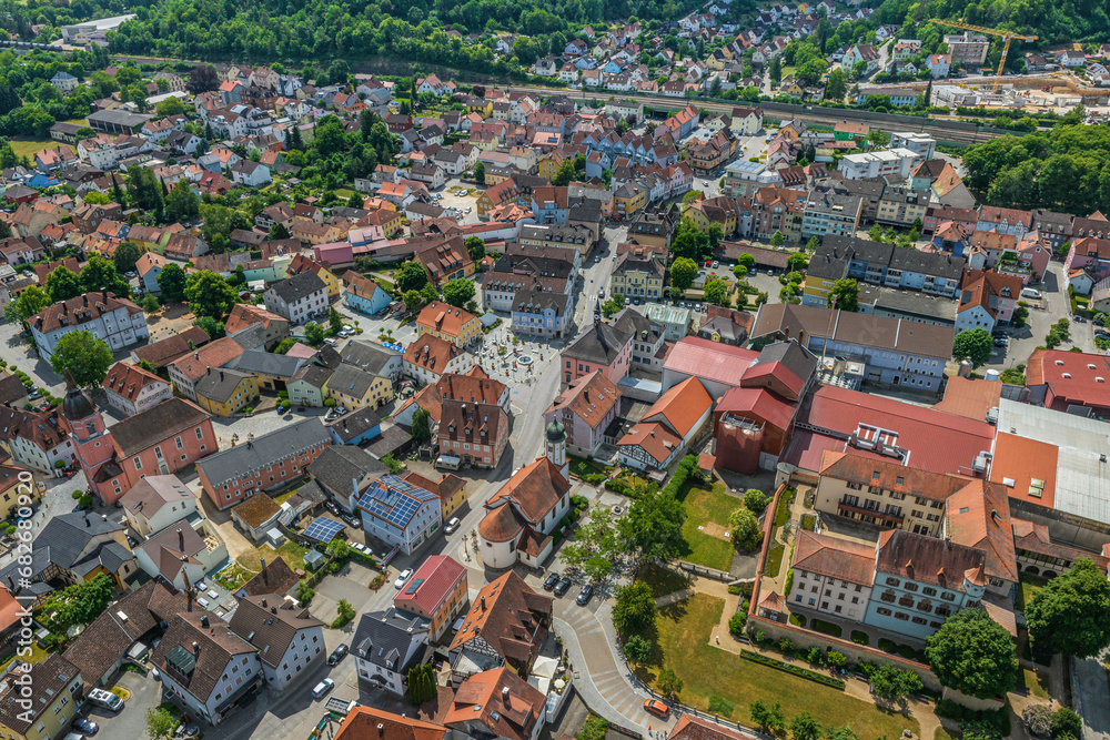 Die Stadt Treuchtlingen im Naturpark Altmühltal im Luftbild, Schloss, Rathaus und Stadtzentrum
