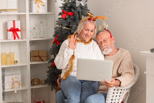 Mature couple with laptop v...