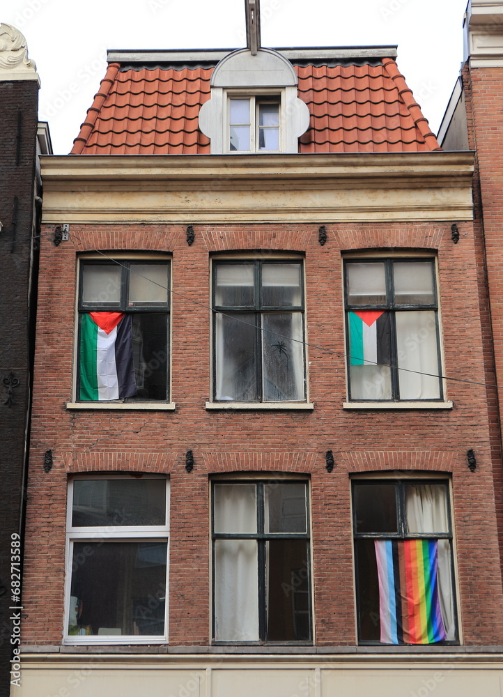 Obraz premium Amsterdam Spuistraat Street House Facade with Palestinian Flags, Netherlands