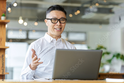 オンラインミーティングをするアジア人ビジネスマン