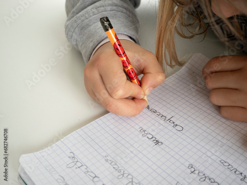 Photos Niña escribiendo palabras con lápiz