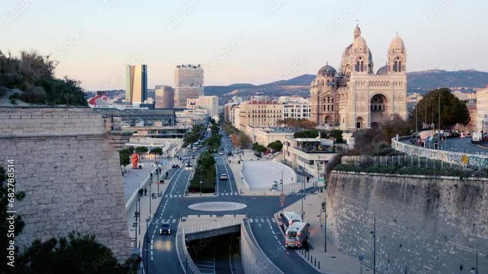 Time lapse Cathédrale La Major et tours des Quais d'Arenc et La Joliette à l'heure bleue, Marseille, France