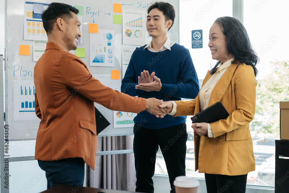 Obraz premium Businessmen shake hands after agreeing to start a new project successfully.