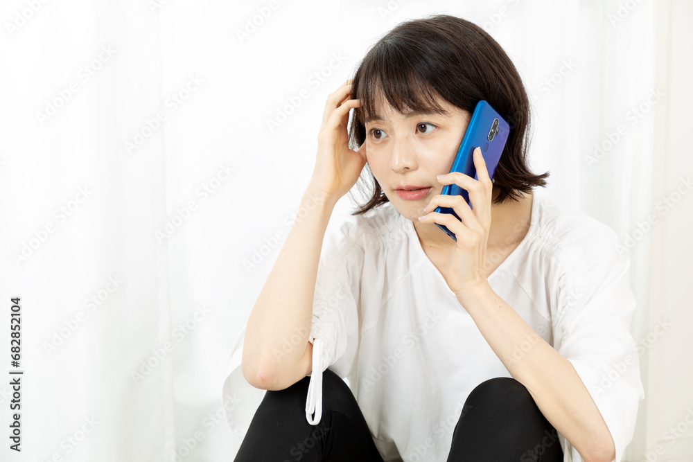 部屋で落ち込む女性02