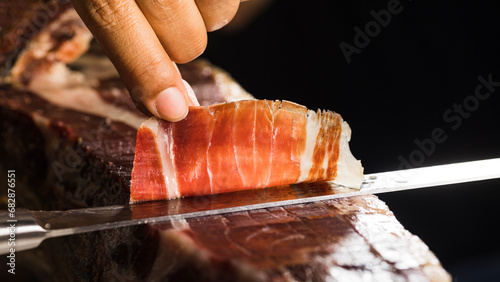 Tablou pe pânză Jamón ibérico de España 100% de bellota, cortado con un cuchillo por un profesional