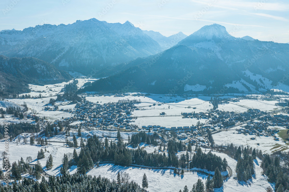 Winter am Jochpass im Oberallgäu nahe Bad Hindelang, Blick ins verschneite Ostrachtal