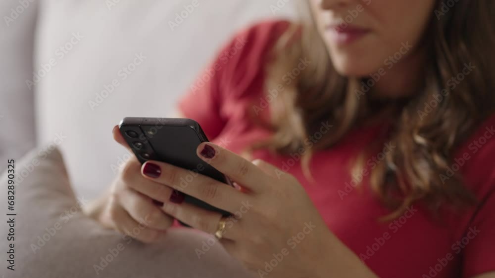Close up of caucasian woman chatting on the mobile phone and laughing. Indoor. Copy Space
Close up of caucasian woman chatting on the mobile phone and laughing. Indoor. Copy Space