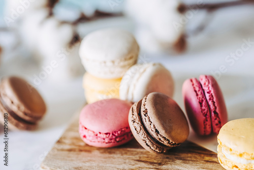 Obraz na płótnie Assortiment de macarons colorés goût vanille chocolat citron et fraise - Dessert sucré français w salonie