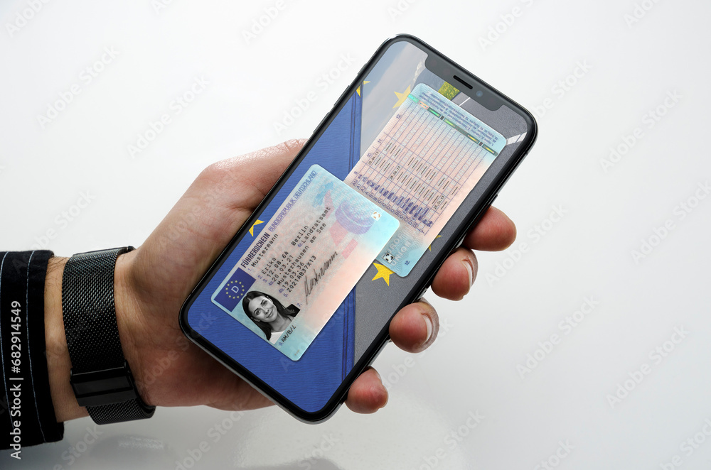 Digitaler Führerschein auf einem Handy in der Hand gehalten Digitaler Führerschein auf einem Handy in der Hand gehalten