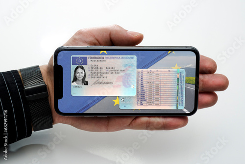 Digitaler Führerschein auf einem Handy in der Hand gehalten photo