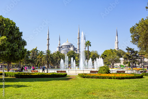 Schilderij op canvas Beautiful view of the exterior of the Blue Mosque, Sultanahmet Camii, in Istanbu