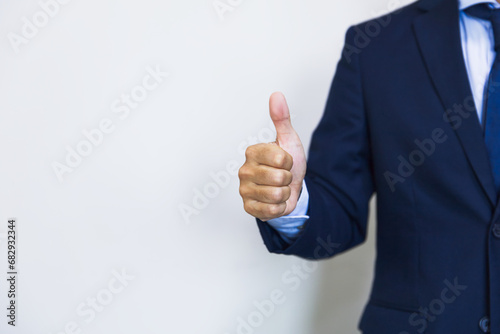 ビジネスマンがサムズアップでいいねBusinessman  thumbs up. like it well done