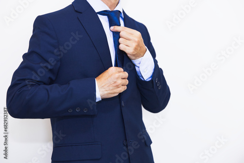 ネクタイを締めるビジネスマン businessman wearing his tie