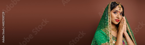 Fotografie beautiful young indian woman in traditional costume with bindi dot showing prayi