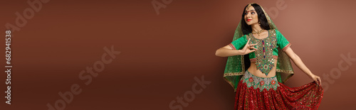 Fotografia beautiful indian woman with bindi dot in traditional attire gesturing while danc