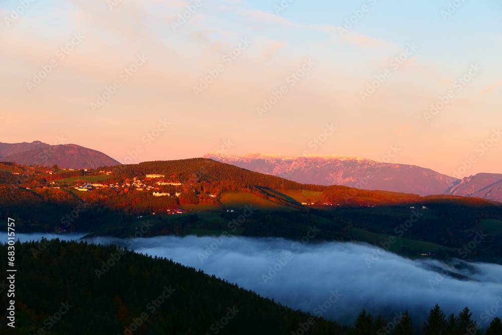 Fototapeta premium Nebel im Tal, Hochegg in der Sonne