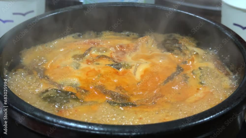 한국 뜨거운 탕과 찌개 보글보글 끓는 모습, 뚝배기 소내장탕 한국 뜨거운 탕과 찌개 보글보글 끓는 모습, 뚝배기 소내장탕