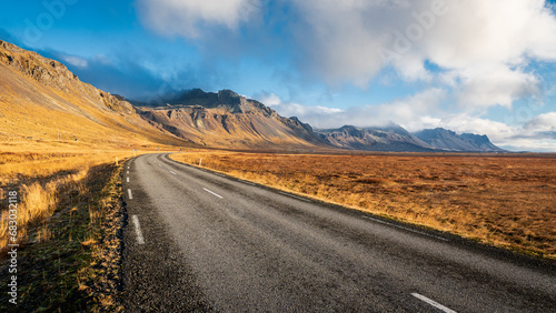 Route ensoleillée sur fond de montagne en Islande