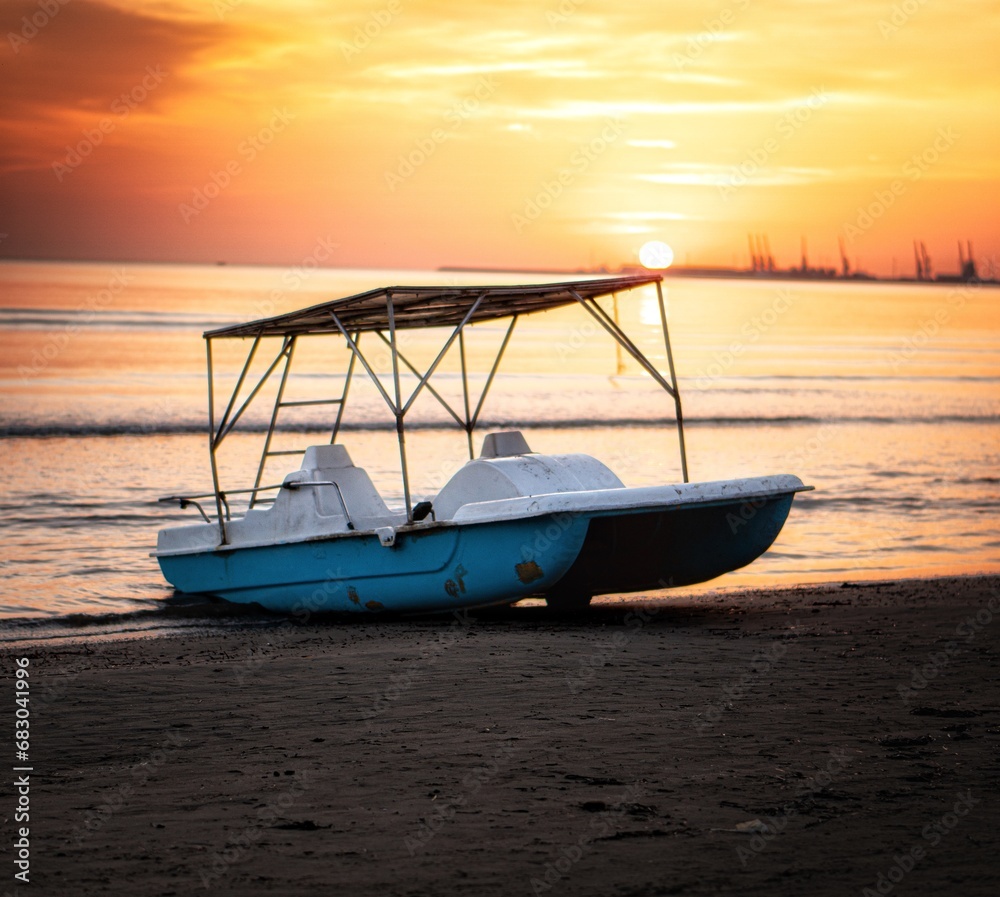 Naklejka premium Boat on the sea