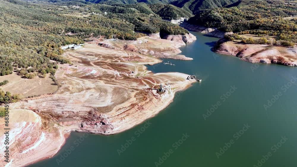 Vistas del Pantano de Sau, en época de fuerte sequía. La iglesia normalmente está totalmente sumergida. 