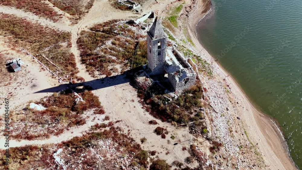Vistas del Pantano de Sau, en época de fuerte sequía. La iglesia normalmente está totalmente sumergida. 