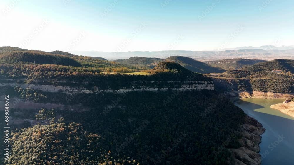 Vistas del Pantano de Sau, en época de fuerte sequía. La iglesia normalmente está totalmente sumergida. 