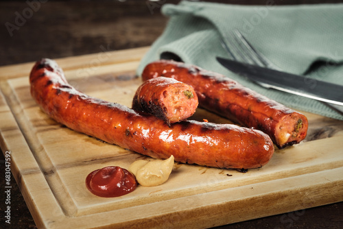 gegrillte Käsekrainer auf Holzbrett photo