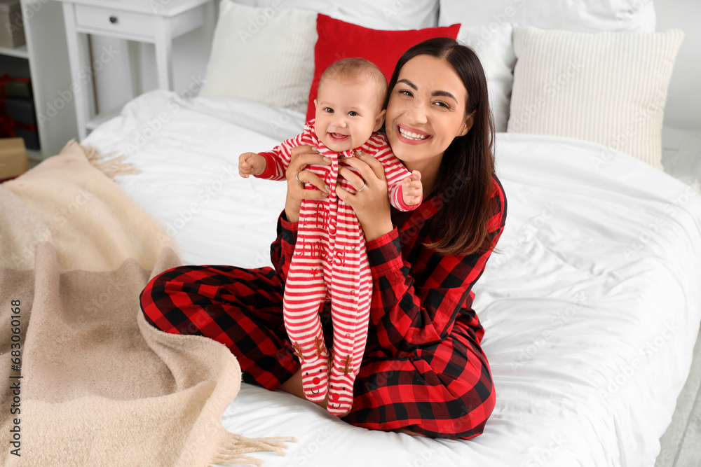 Foto Young mother and cute little baby at home on Christmas eve