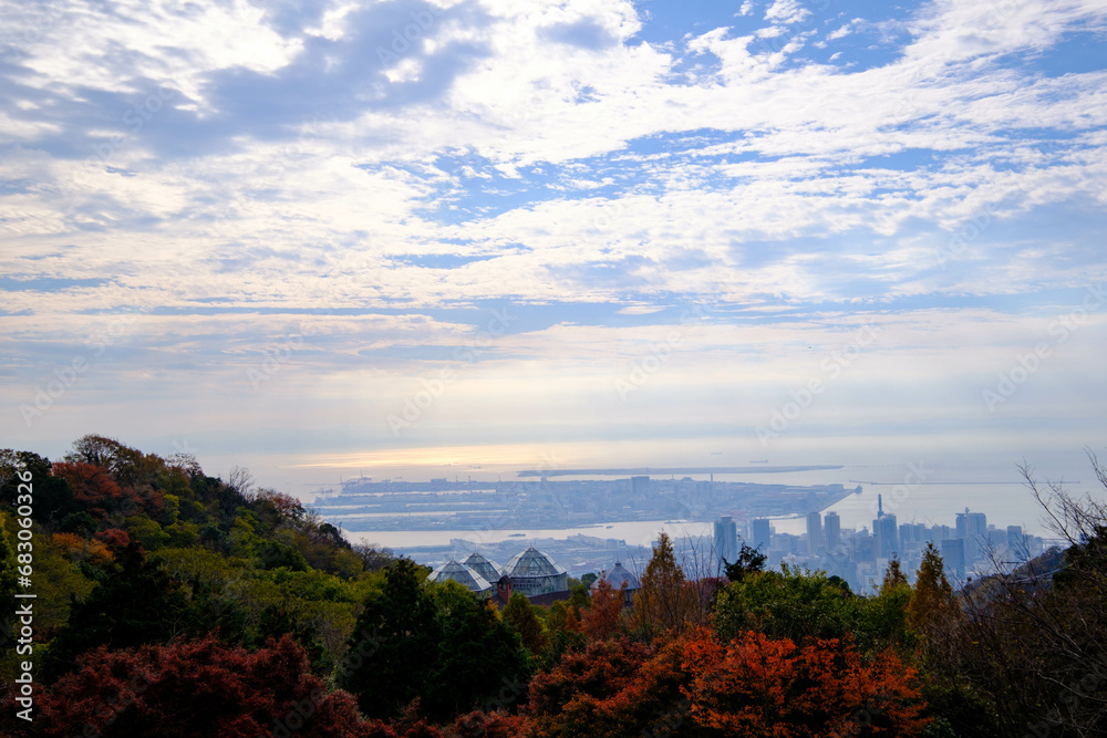 六甲山の中腹から神戸市街地の眺め。高層ビルと港。神戸の布引ハーブ園から撮影。