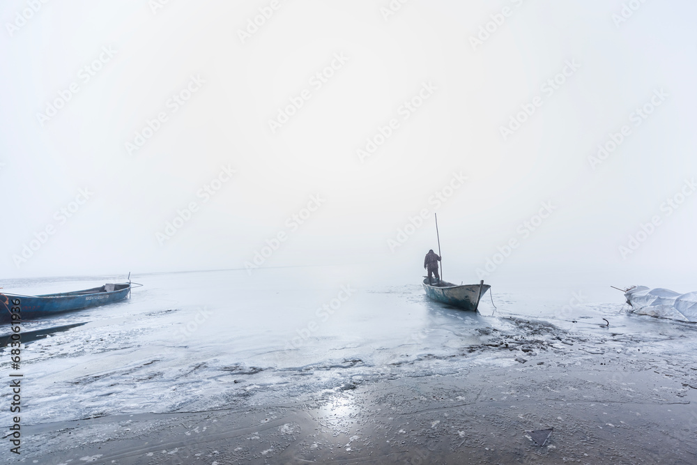 Φωτογραφία The story of a fisherman who wants to make a way for herself on a frozen lake on winter days and tries to get her fishing boat out of the ice