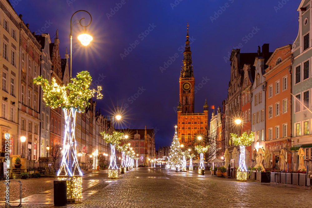 Fototapeta premium Christmas tree and illumination on Long Market Street and Town Hall in Old Town of Gdansk, Poland