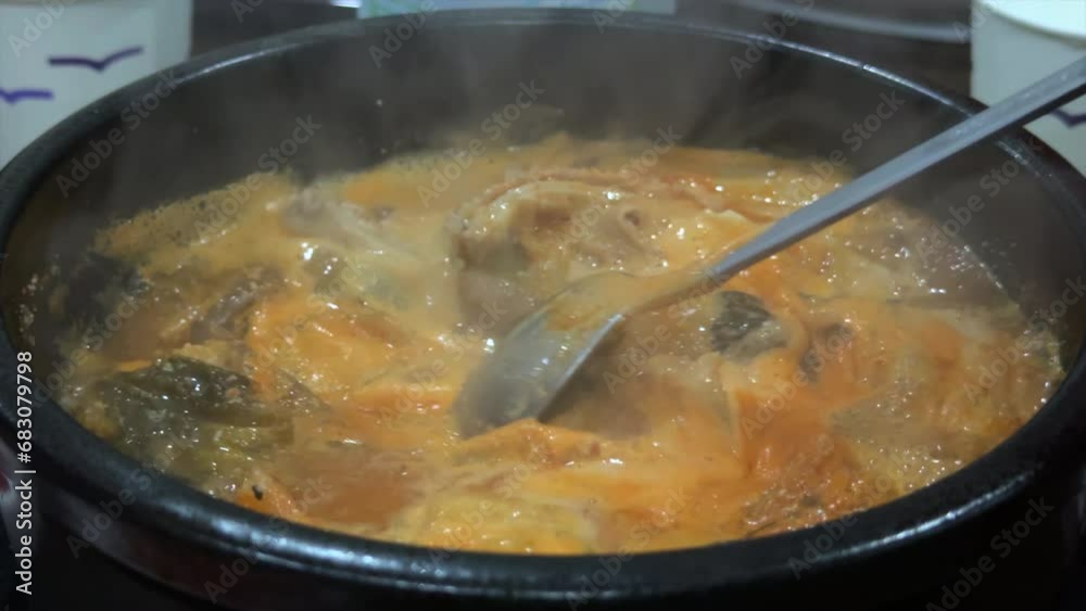 한국 뜨거운 탕과 찌개 보글보글 끓는 모습, 뚝배기 소내장탕 한국 뜨거운 탕과 찌개 보글보글 끓는 모습, 뚝배기 소내장탕
